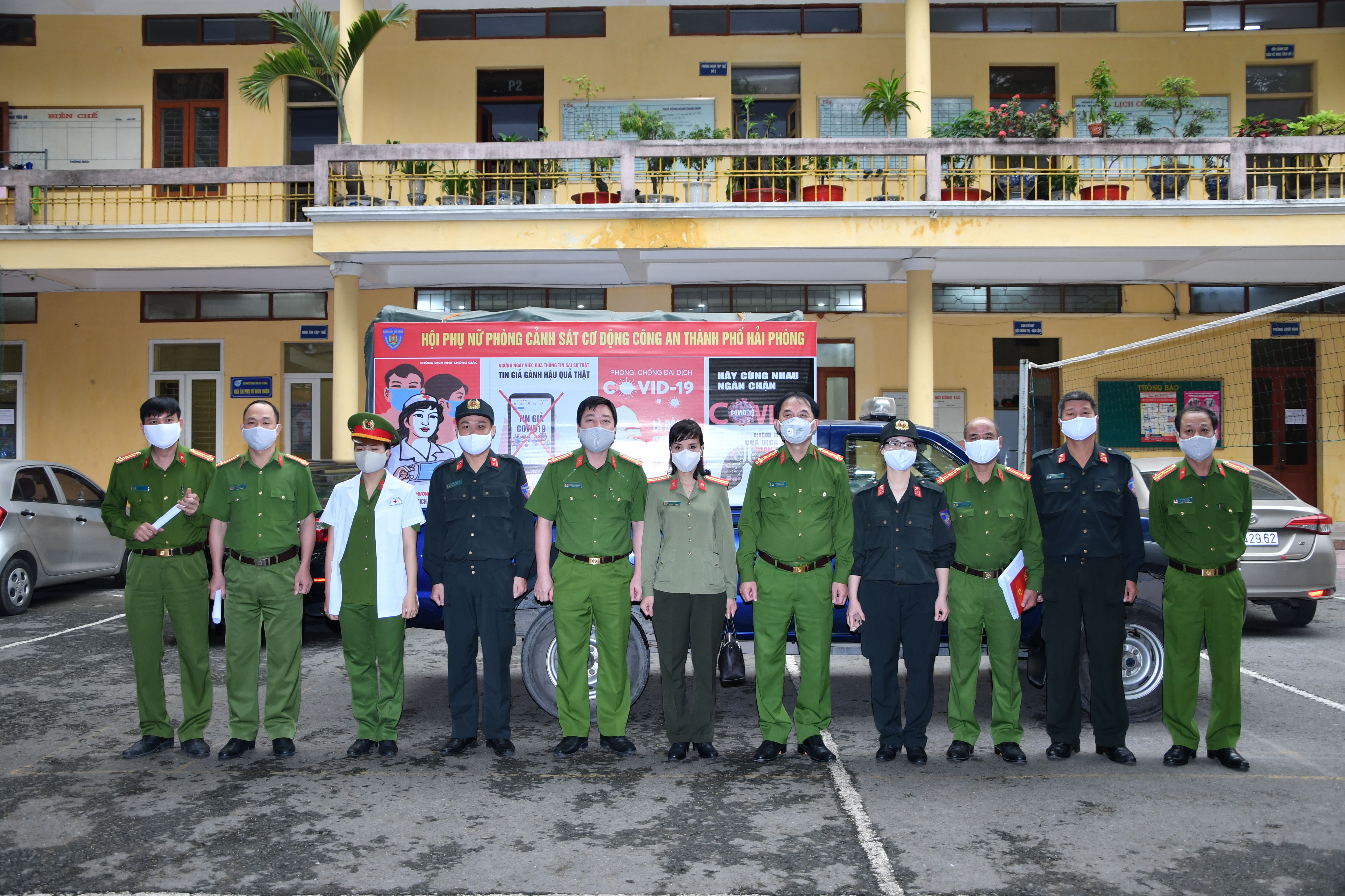 Hội Phụ nữ Phòng Cảnh sát cơ động : Tặng 600 khẩu trang, 45 chai dung dịch sát khuẩn cho một số địa phương